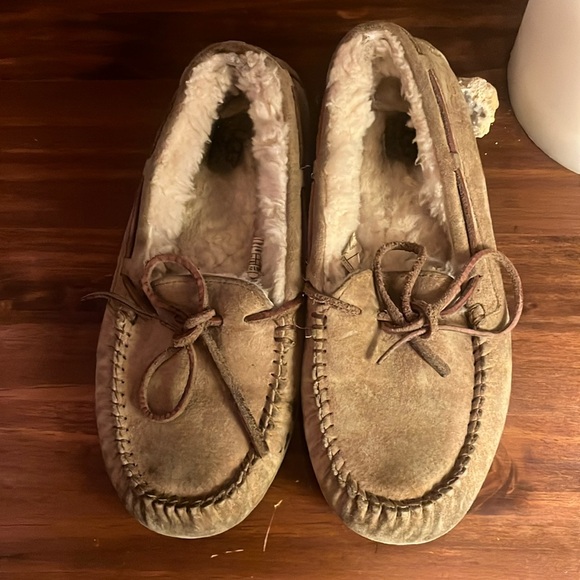 Uggs slippers size 8 - Picture 1 of 5
